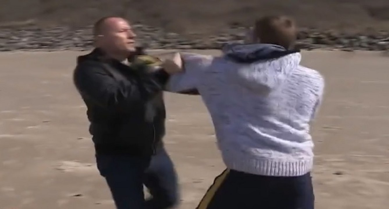 Un ado veut se saisir d'un marteau pour frapper Pascal le grand frère