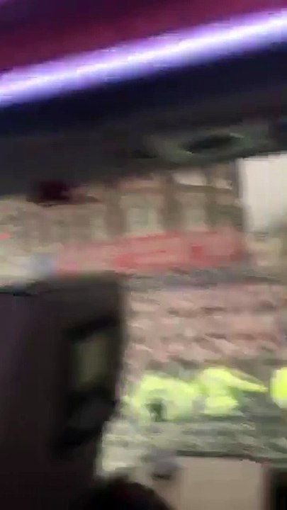Jugadores del Manchester United son ATACADOS en su autobus