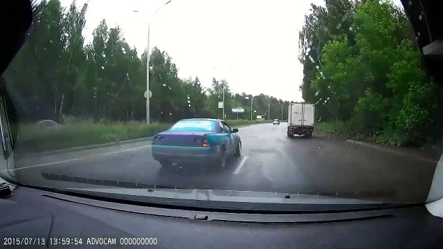 Il se met à drifter en pleine route et c'est le drame. Chauffard russe