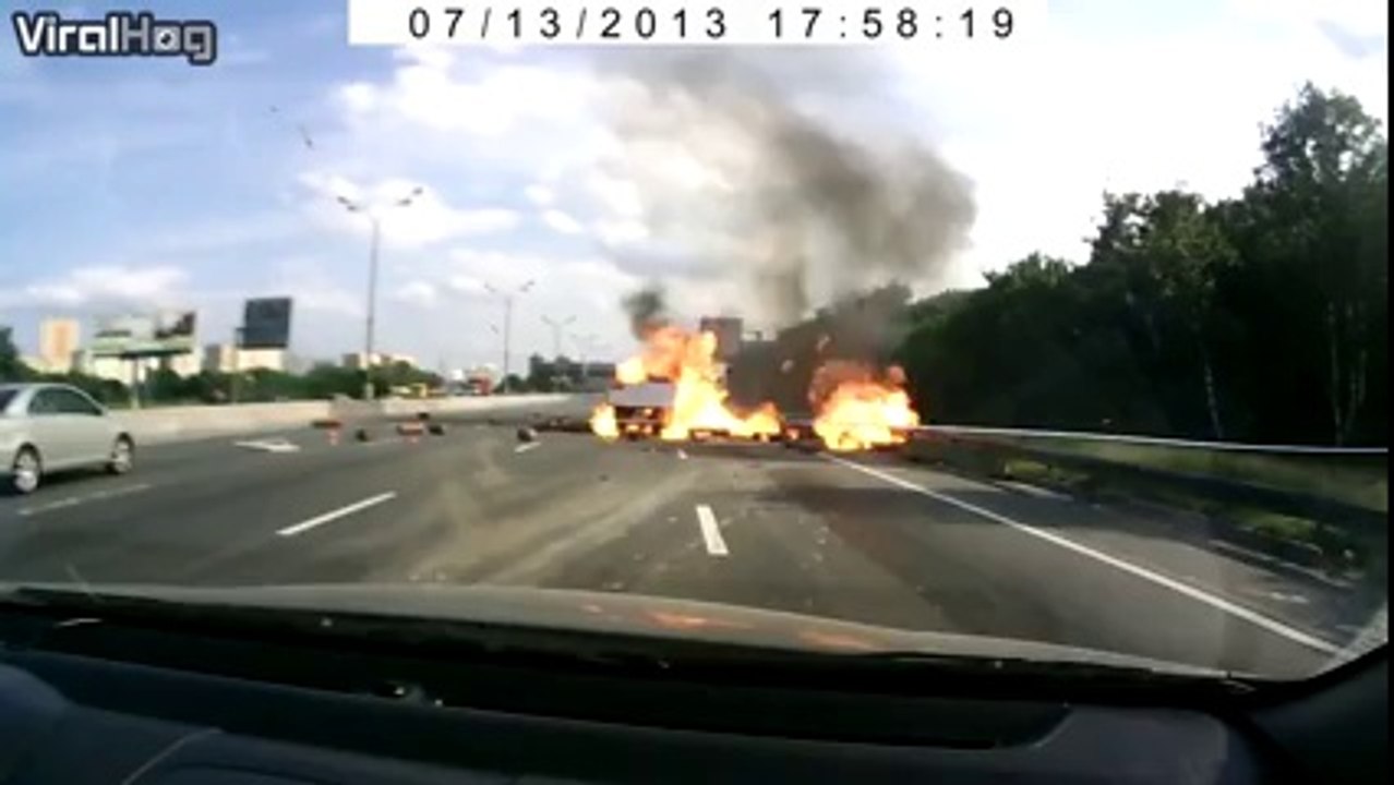 Un camion transportant des bouteilles de gaz se crash et provoque de multiples explosions sur l'autoroute