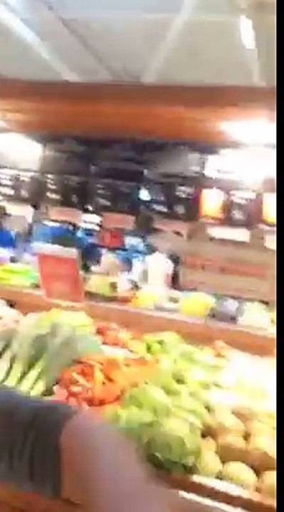 Un cheval mange des pommes à Super U