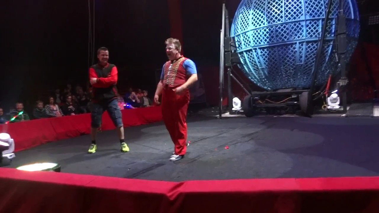 Un clown met KO un spectateur