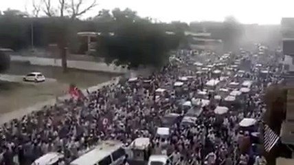 Maulana Fazal ur Rehman ka banda Imran Khan k jalsay mai pakra gya