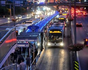 Seyyar Satıcıları Kovalayan Polise Metrobüs Çarptı