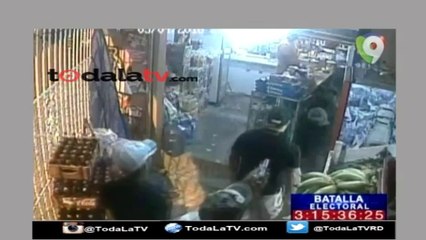 CAPTADO EN CÁMARA MOMENTO EN QUE ATRACAN COLMADO APUNTA DE PISTOLA EN HERRERA-NOTICIAS SIN-VIDEO