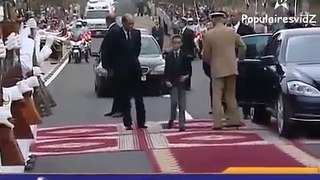 في خطوة جريئة جداً ومفاجأة للجميع شاهد ماذا فعل ولي العهد المغربي حين حاول رجل تقبيل يده
