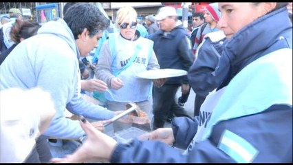 Argentinos reclaman ante el Congreso que declare la emergencia social