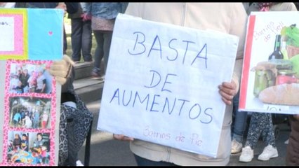 Argentinos protestan frente al Congreso pidiendo que se declare la emergencia social en el país