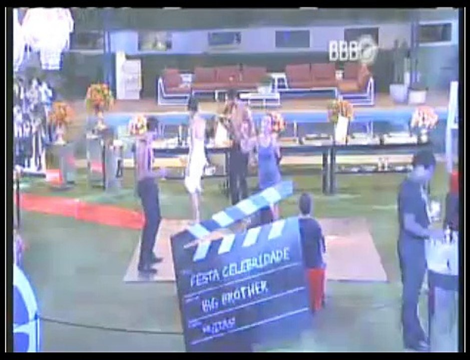 Junan dançando na festa celebridade