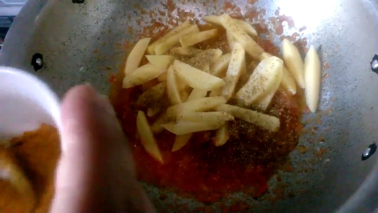 Aloo Aur Shimla Mirch Ki Sabzi Recipe - Potato Capsicum Recipe