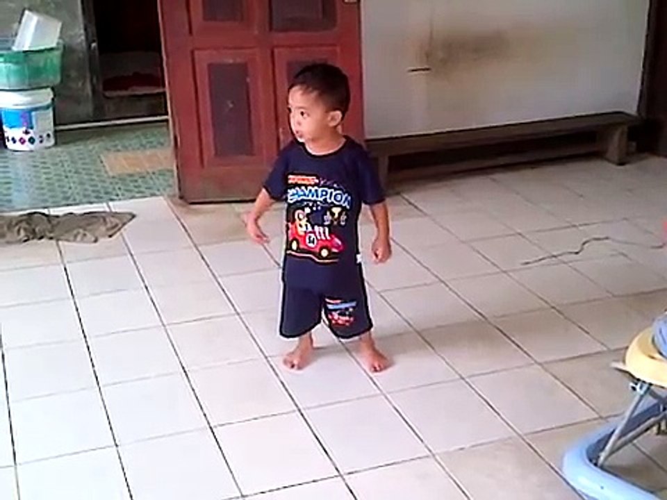 video lucu anak kecil (kerasukan) marah-marah dan salto karena kupu-kupunya mati - YouTube