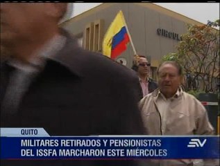 Militares retirados y pensionistas del Issfa marcharon este miércoles