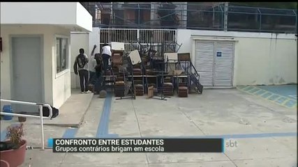 Download Video: Estudantes entram em confronto com grupo de alunos que ocupa escola no Rio