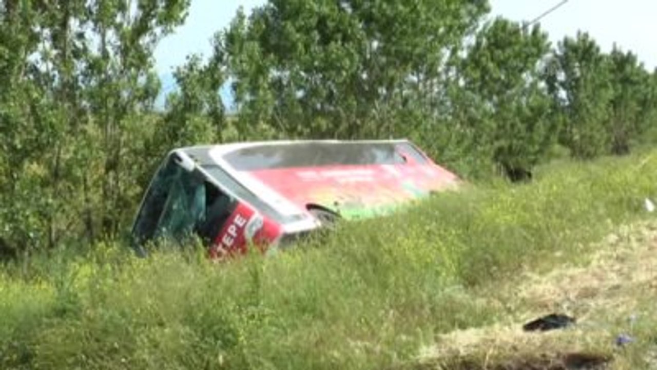 Tur Otobüsü Devrildi: 5 Ölü, 40 Yaralı