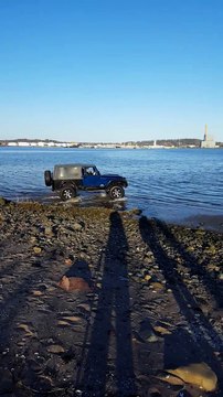 Ce conducteur défonce sa Jeep en conduistant dans l'eau... Fail 4x4
