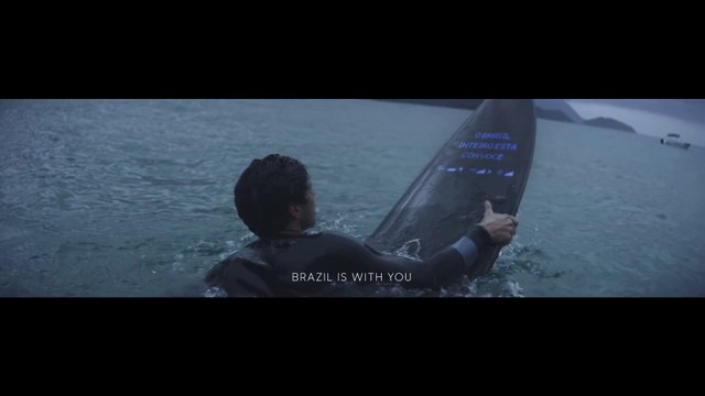 Un écran intégré dans cette planche de Surf interactive testée par Gabriel Medina pour Samsung