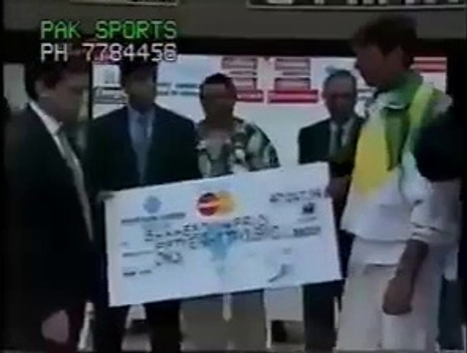 Check Out Shahid Afridi English When He Came to Receive First Award Of His Career