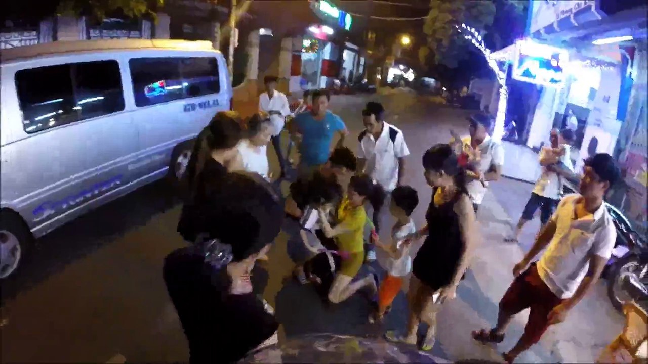 Buôn Ma Thuột: Chạy sang đường bất ngờ, bé gái bị xe máy đâm
