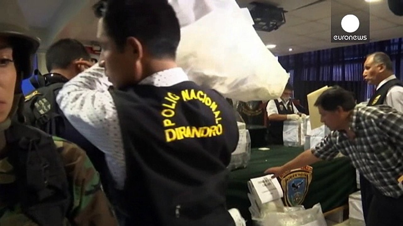 Eine tonne kokain: ausbeute von razzien der peruanischen polizei