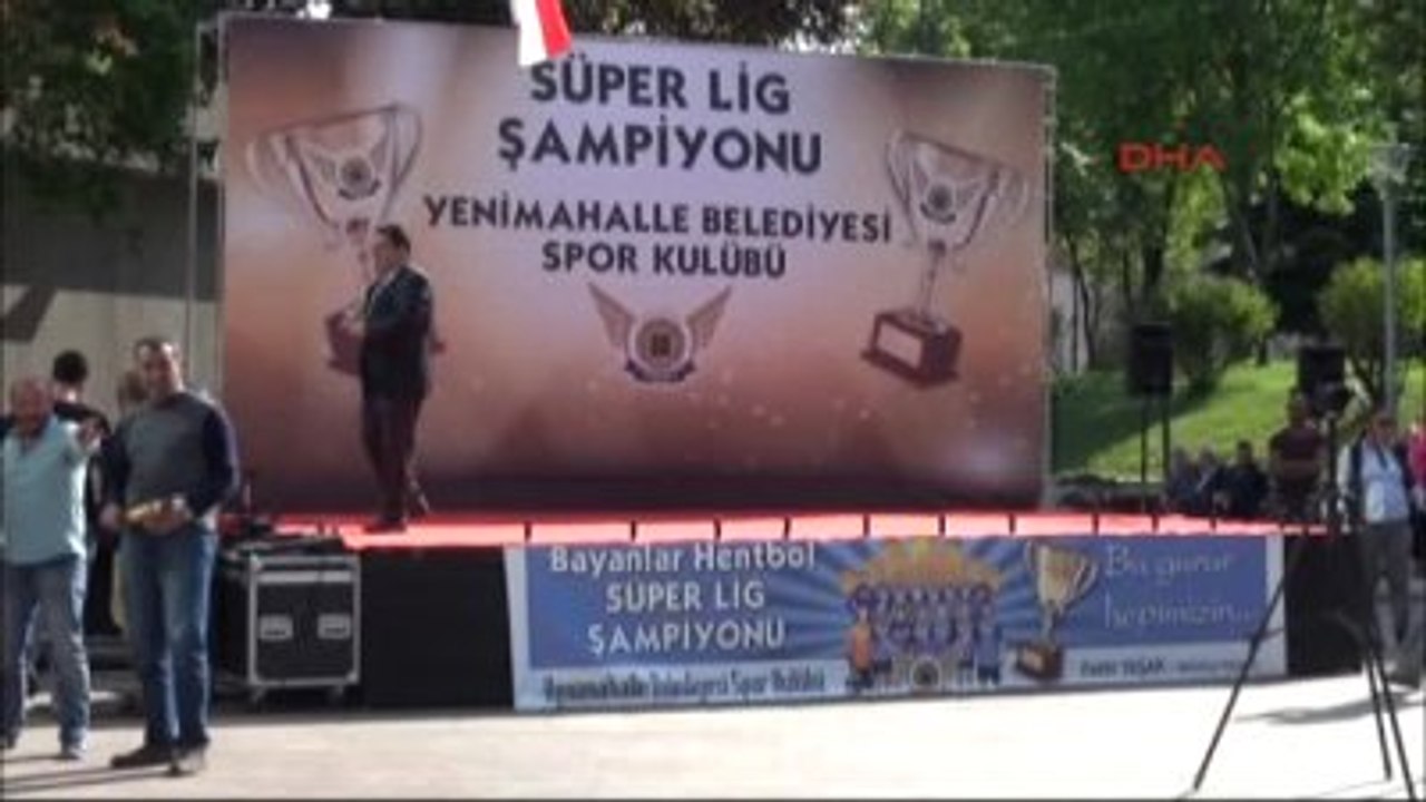 Yenimahalle Belediyespor Bayanlar Hentbol Takımı Şampiyonluğu Kutladı