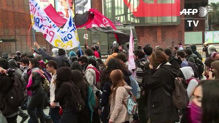 Pelo ensino gratuito