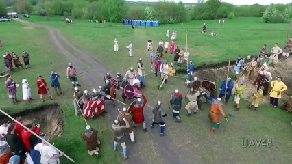 Un Drone abattu par la lance d'un homme en armure lors d'un festival médiéval en Russie