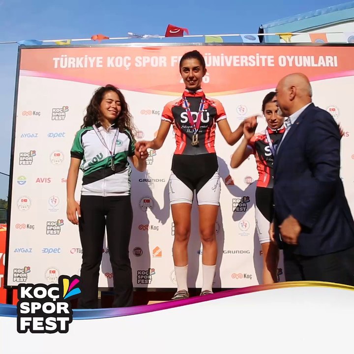Bisiklet yarışında dereceye giren sporcularımız madalya ve kupalarını aldılar! #KocSporFest #BizdeVariz