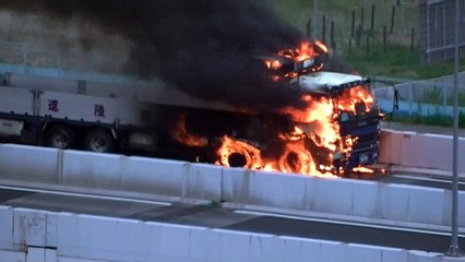 Truck burst into flames in the Tokyo Rainbow Bridgeレインボウブリッジでトラック炎上
