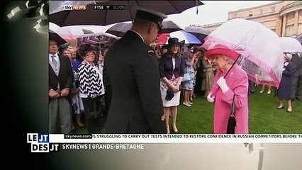 Victor Robert renomme Elizabeth II "Tatie Zaza" dans "Le grand journal" - Regardez