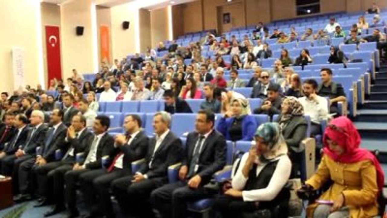 Engelli Şovmen Ayhan Yarıcı, Tek Kişilik Komedi Gösterisi Sergiledi