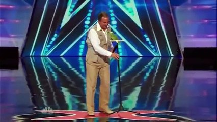 The speaking parrot BEST TALENT in the world This bird was able to speak at the microphone