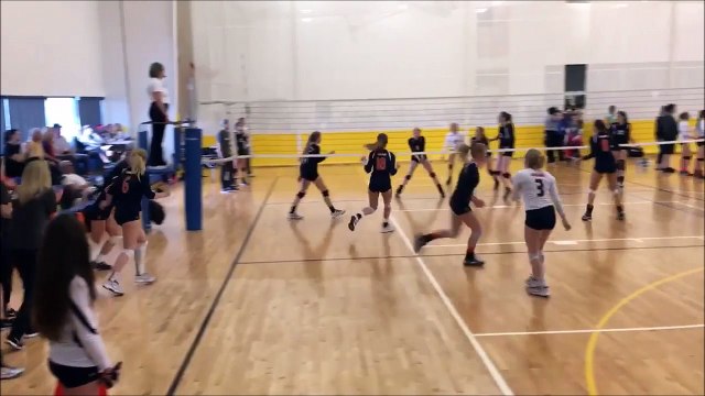 Elle prend le ballon en pleine tête et marque le point en Volley