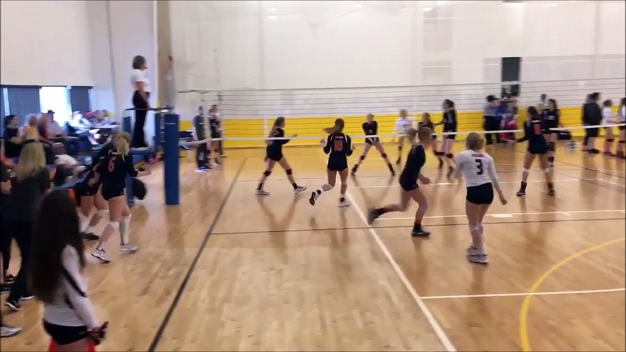 Elle prend le ballon en pleine tête et marque le point en Volley