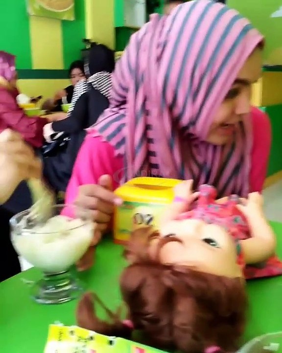 Senangnya Bilqis Khumairah Razak Minum Es Durian Sambil Maen Boneka l Ayu Ting Ting