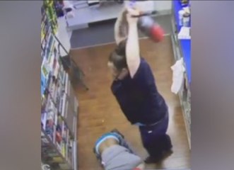 Une caissière tente d’arrêter un braqueur en lui mettant des coups d’extincteur