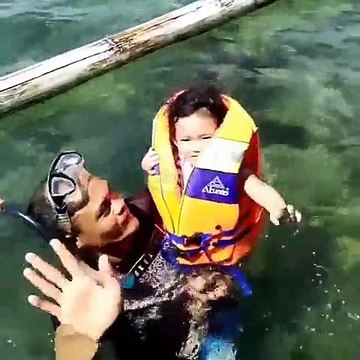 Senangnya Bilqis Khumairah Razak Renang di Laut Bareng Bunda Ayu Ting Ting
