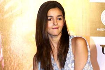 Alia sends the crowd into a tizzy with 'Ikk Kudi'