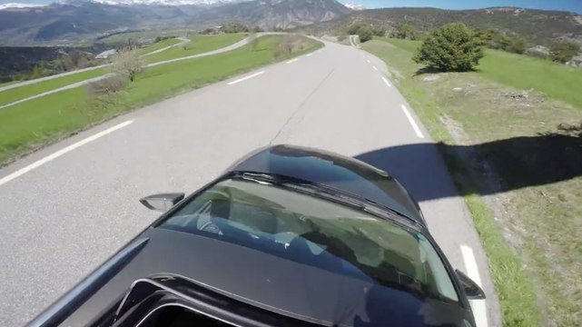 Découvrez le moyen le plus rapide pour sortir d'une voiture en marche !