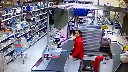 И охранник не нужен девушка мутузит парня