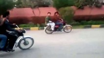 world best bike stunts in pakistan - Dangereous Bike wheeling with Stunt
