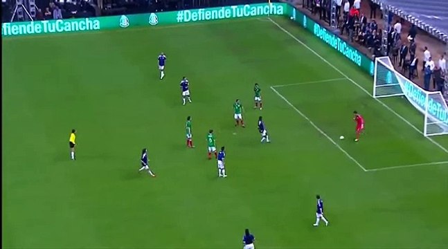 Au Mexique, Jose Mourinho s'incruste sur le terrain pour venir intercepter le ballon