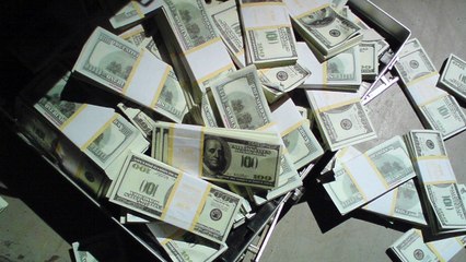 Dólar sobe com atuação do Banco Central após saída de Dilma