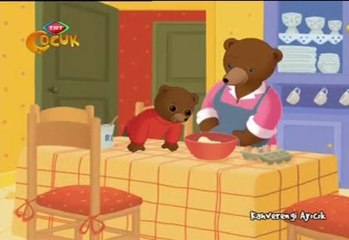 Kahverengi AYICIK Annesine Yardim Ediyor