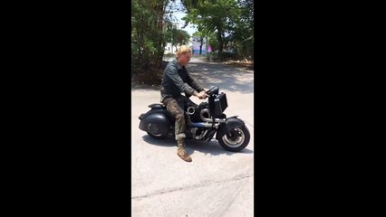 Uma Vespa com motor "V2 de 2,5 litros" é a nossa nova definição de cadeira elétrica