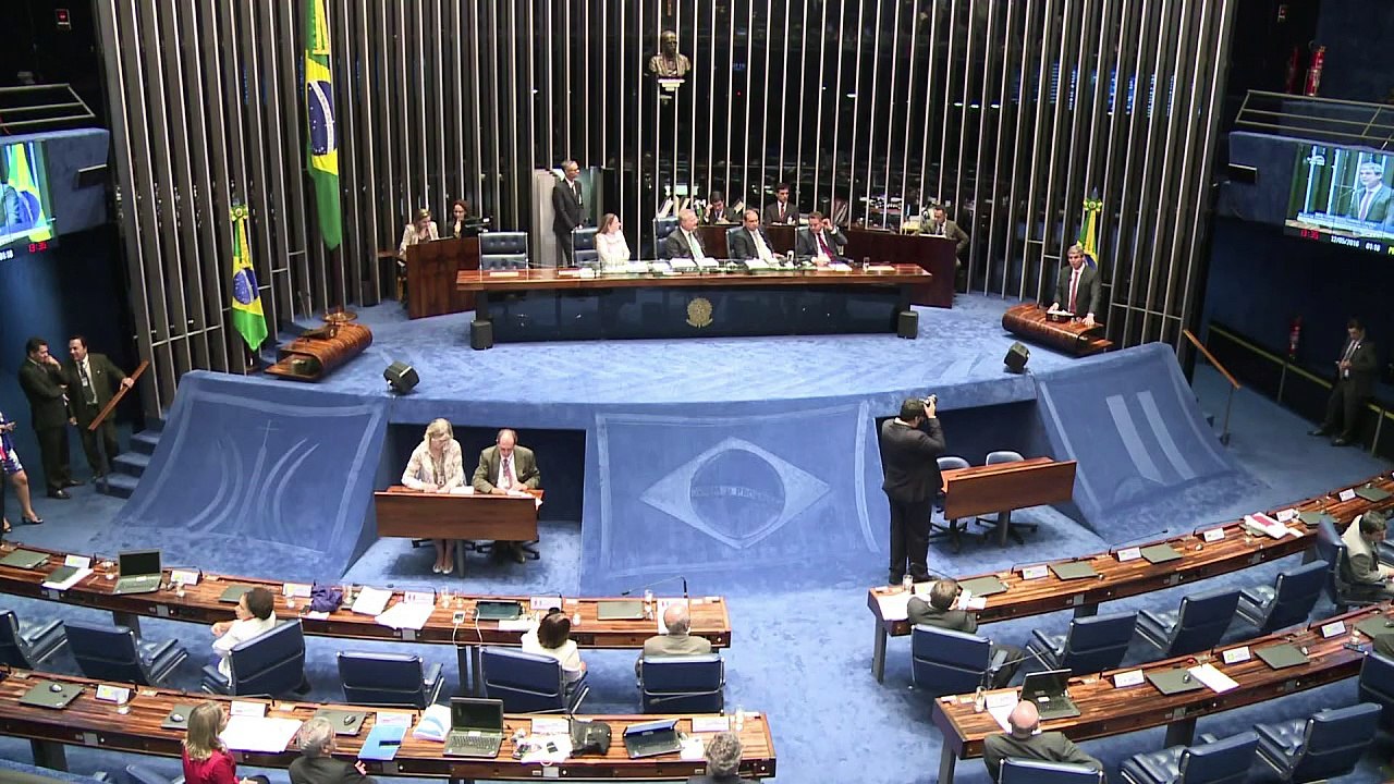 Brasilien: Präsidentin Rousseff vorerst des Amtes enthoben