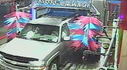 Mira lo que le pasó a este hombre por una imprudencia en el autolavado