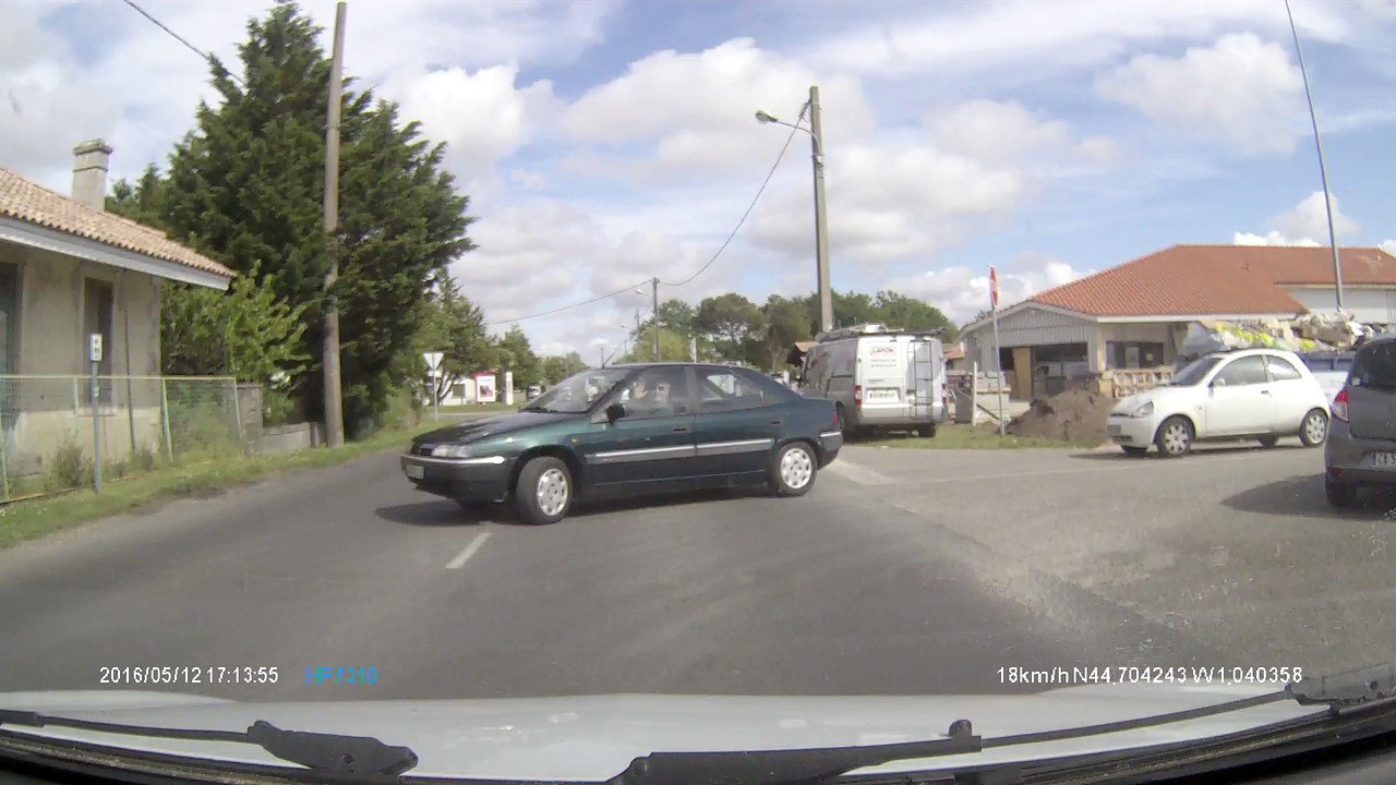 deux vieux qui grillent un stop