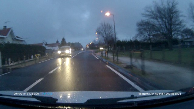 voiture sur piste cyclable à marcheprime ( 33 )
