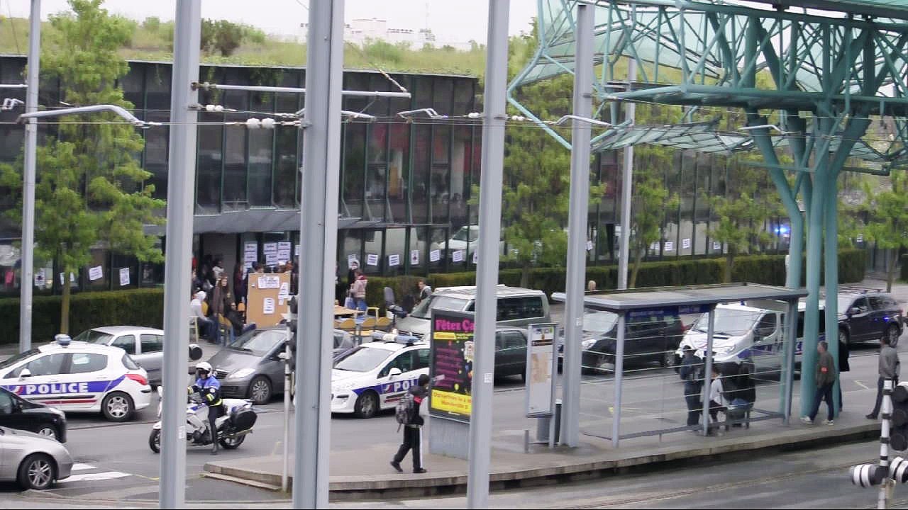 Évacuation de la DIRECCTE d'Hérouville par la police le 12 mai 2016
