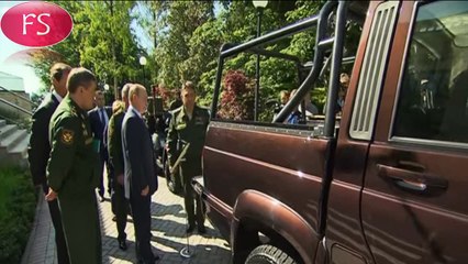 Владимир Путин осмотрел новейшие образцы военной техники